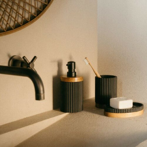 Dispensador de jabón negro y acacia con válvula negra.